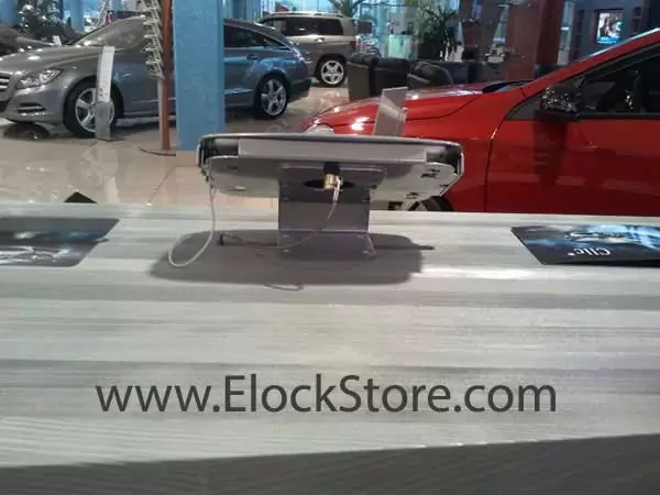 tablette interactive showroom Mercedes